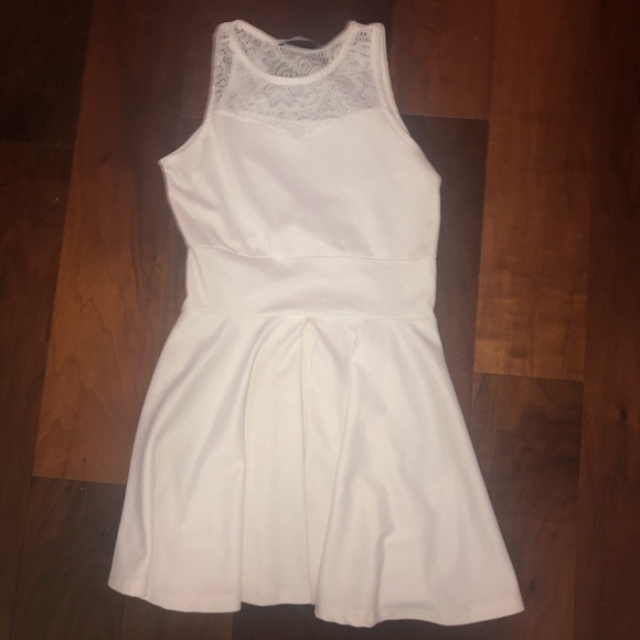 Girls white dress. - Picture 1 of 2